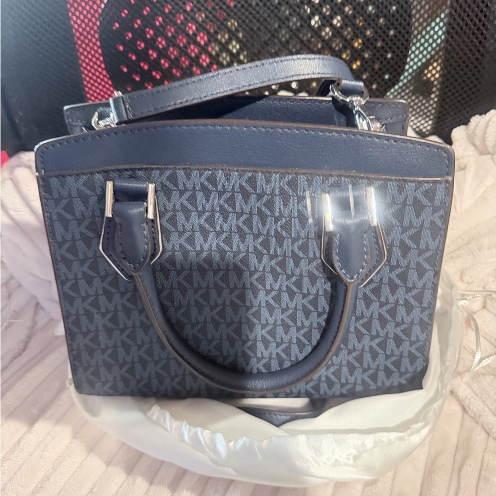 Like new Michael Kors Crossbody. Blue - Picture 5 of 5